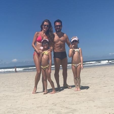 Ao lado da família, Luciano Camargo mostra corpo sarado na praia - Reprodução/Instagram