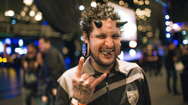 Renier Diniz, 32, é adepto do body modification e tem dentes de titânio, língua cortada ao meio e implantes na testa - Felipe Gabriel/UOL - Felipe Gabriel/UOL