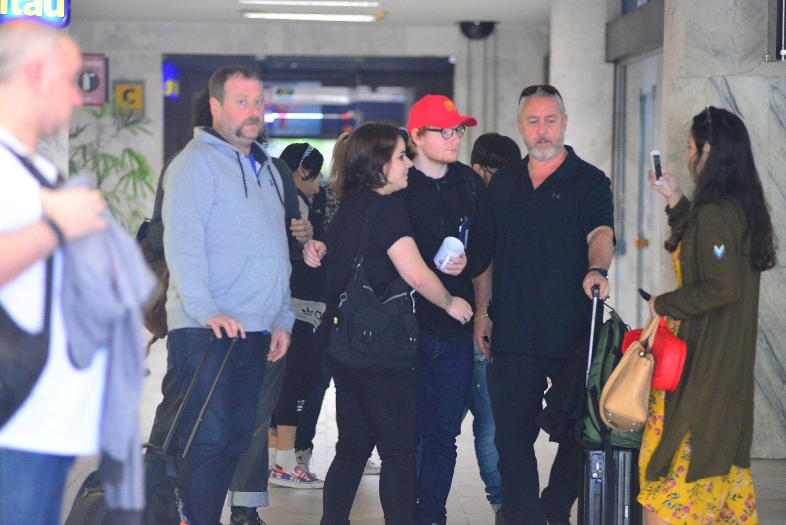 De boné vermelho, Ed Sheeran tira foto com fã no aeroporto Santos Dumont, no Rio de Janeiro - William Oda /AgNews
