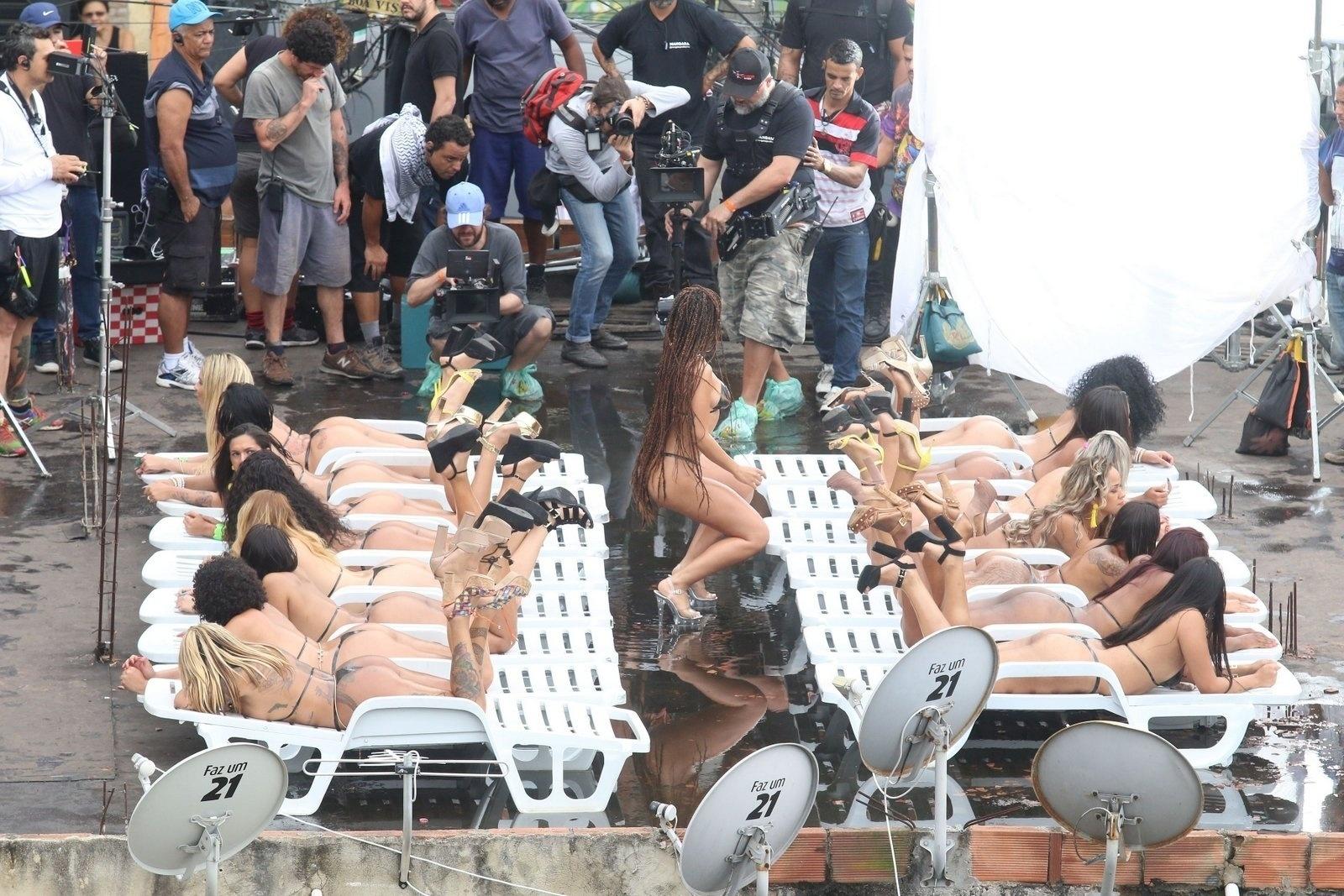 Anitta grava seu novo clipe, "Vai, Malandra", no morro do Vidigal, no Rio de Janeiro - AgNews