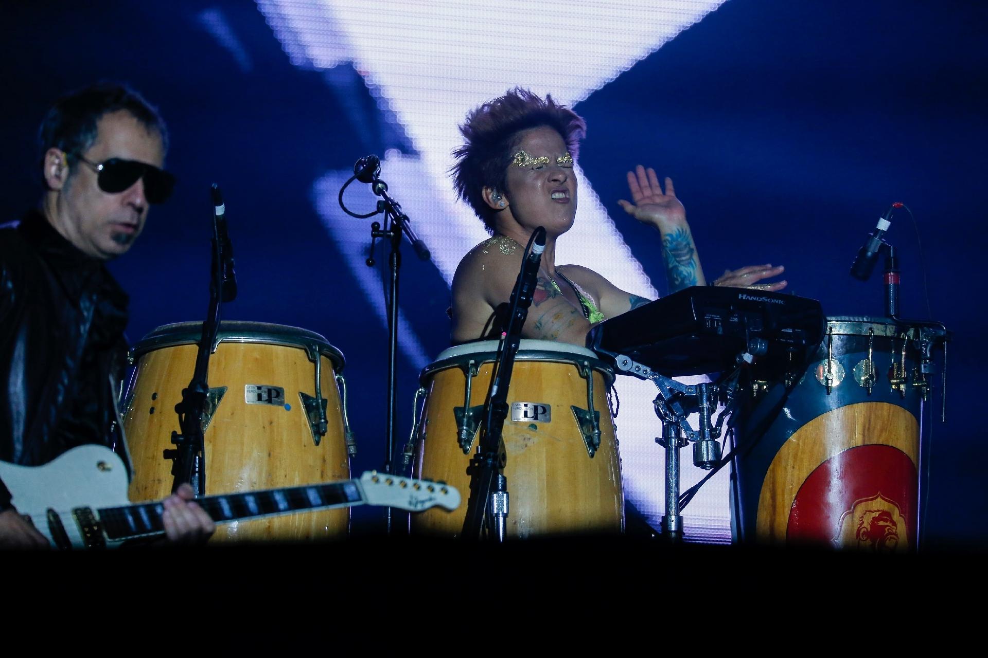 Lan Lan, que foi percussionista de Cássia Eller, toca com Frejat no Palco Mundo do Rock in Rio - Marco Antonio Teixeira/UOL