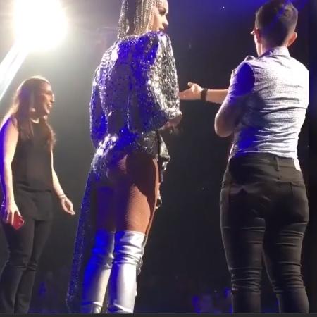 Katy Perry e as fãs em momento inesperado durante show em Nova York  - Reprodução