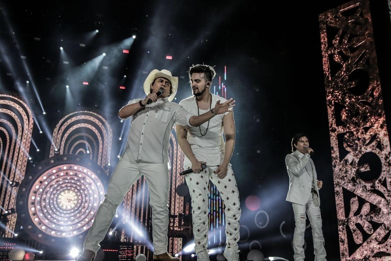 Luan Santana canta com Chitãozinho & Xororó em gravação do "Show da Virada", programa de fim de ano da Globo, em Belo Horizonte - Rober Lelis/Divulgação