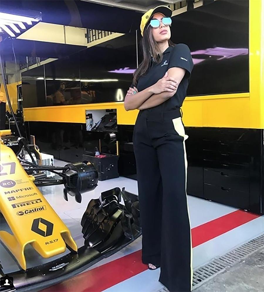 Anitta posa nos boxes da Renautl no GP Brasil de Fórmula 1 - Reprodução/Instagram