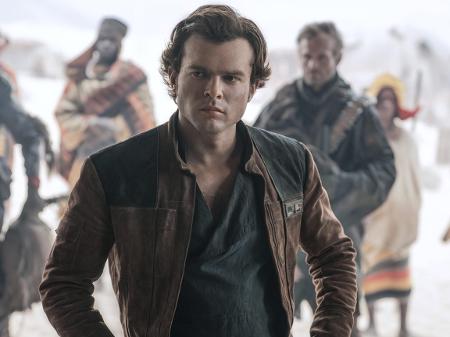 Alden Ehrenreich na pele do caçador de recompensas Han Solo - Reprodução
