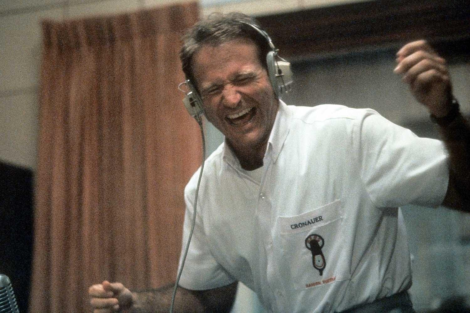 Robin Williams no papel de Adrian Cronauer em "Bom Dia, Vietnã" (1987) - Reprodução