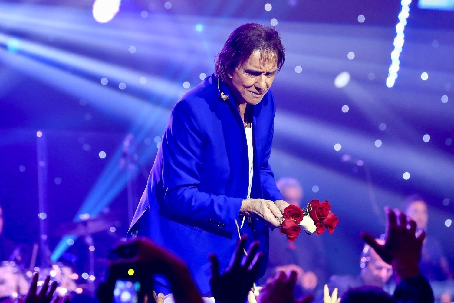 Ao final da apresentação, como de costume, Roberto Carlos jogou rosas para a plateia - Manuela Scarpa/Brazil News