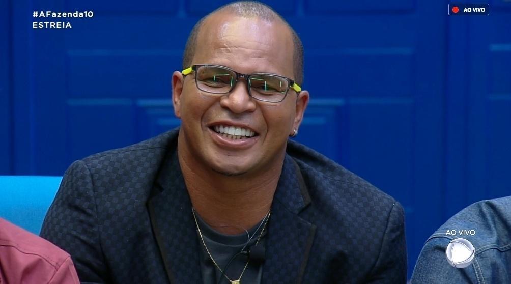 Aloisio Chulapa entra em "A Fazenda 10" - Reprodução/PlayPlus