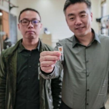 Os pesquisadores Guang Yao (esquerda) and Xudong Wang (direita) seguram o dispositivo - Sam Million-Weaver