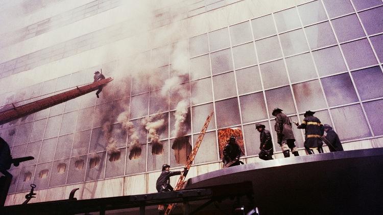 Bombeiros combatem fogo em incêndio no MoMA em 1958 - Charles Rotkin/Corbis - Charles Rotkin/Corbis
