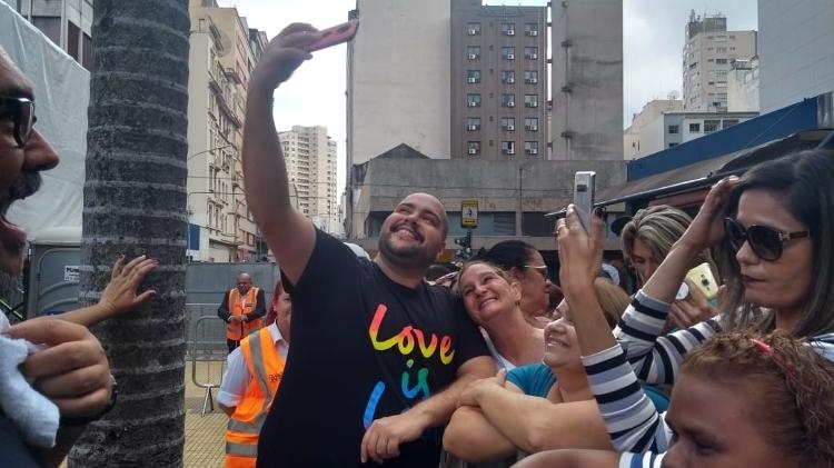 O cantor e ator posa para fotos com o público na Praça da República - Soraia Gama / UOL - Soraia Gama / UOL