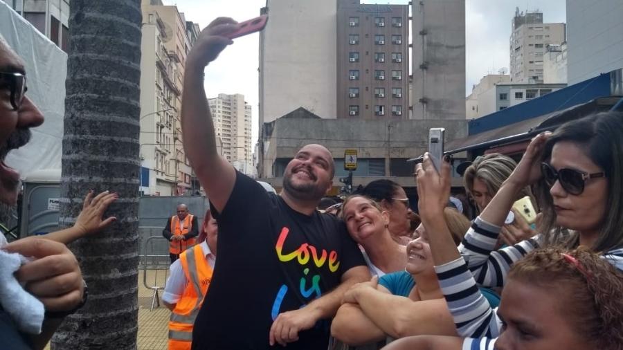 Tiago Abravanel posa para fotos com o público após show na Praça da República - Soraia Gama / UOL