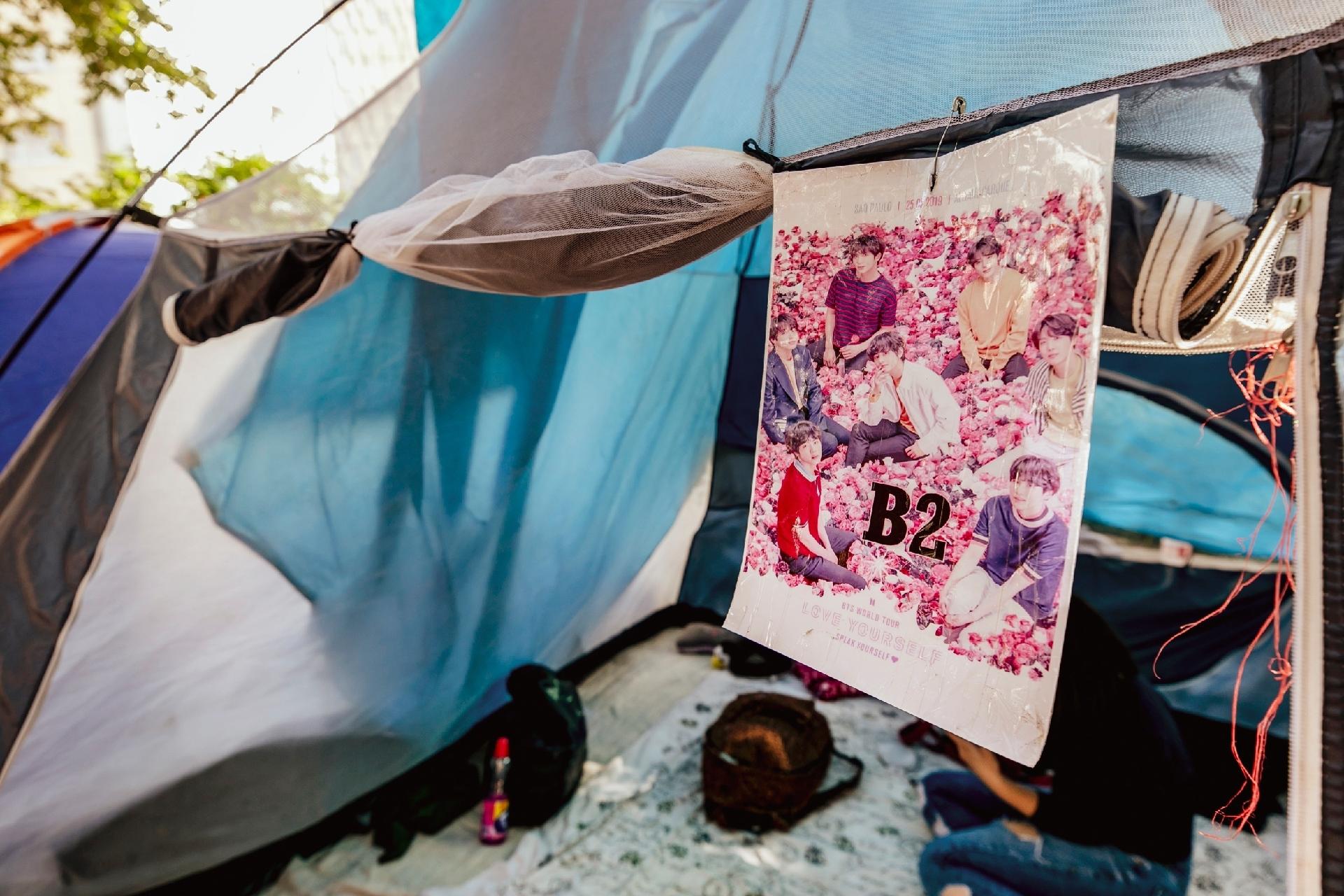 As barracas estão organizadas pela ordem de chegada dos fãs. A uma semana do show do BTS, o acampamento já contava com cerca de 20 abrigos - Mariana Pekin/UOL