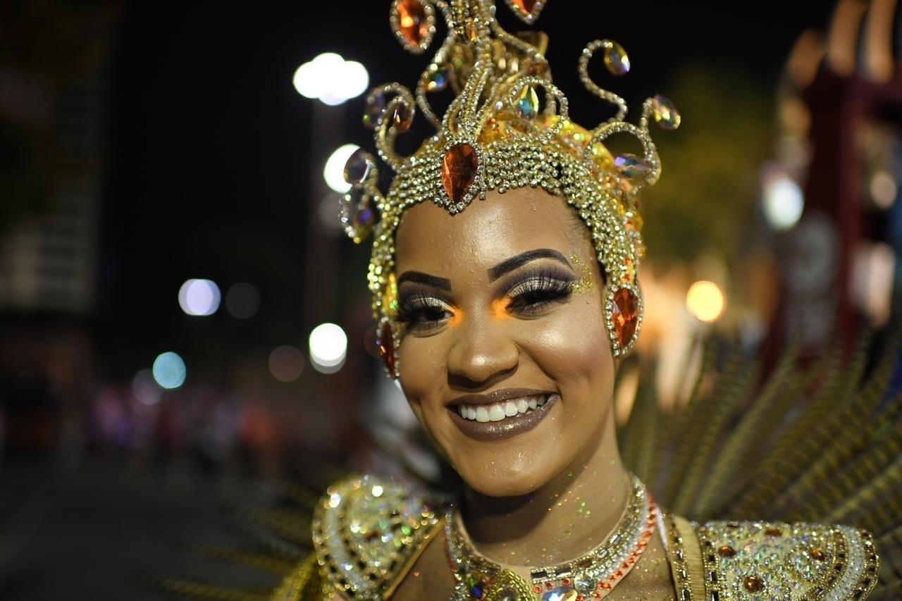 Concentração do desfile da Estácio de Sá na Marquês de Sapucaí; escola foi a primeira a desfilar - Lucas Landau/UOL