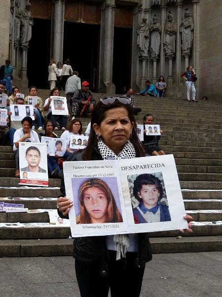 Ivanise Esperidião ao lado de outras mães de filhos desaparecidos na Praça da Sé, em 2017 - Reprodução
