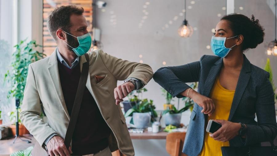 Cumprimento, pandemia, saudação - iStock
