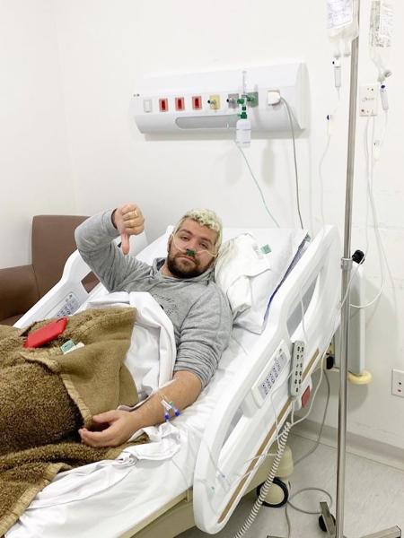 Victor Sarro postou foto no hospital, internado por uma gastroenterocolite - Reprodução/Instagram