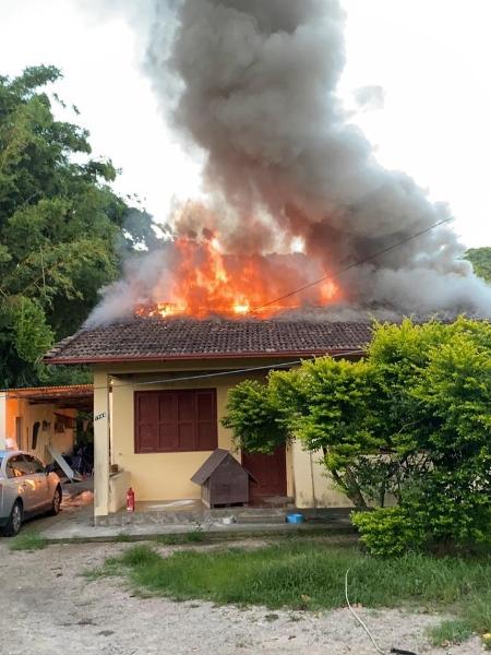 Suspeito sofreu queimaduras no incêndio e foi internado em estado grave; mesmo assim, permanece no local sob custódia da Polícia Militar - Corpo de Bombeiros de SC/Divulgação