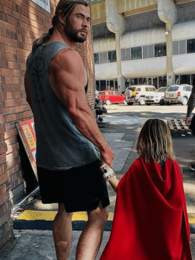 Astro de Thor tira sarro de imagem publicada pelo irmão: Postagem