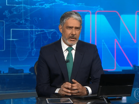 William Bonner na bancada no "Jornal Nacional" - Reprodução/Globoplay