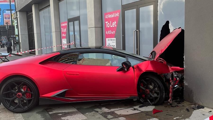 Lamborghini Huracan ficou com a frente destruída após bater contra vidro de lava-rápido. - Reprodução/Twitter