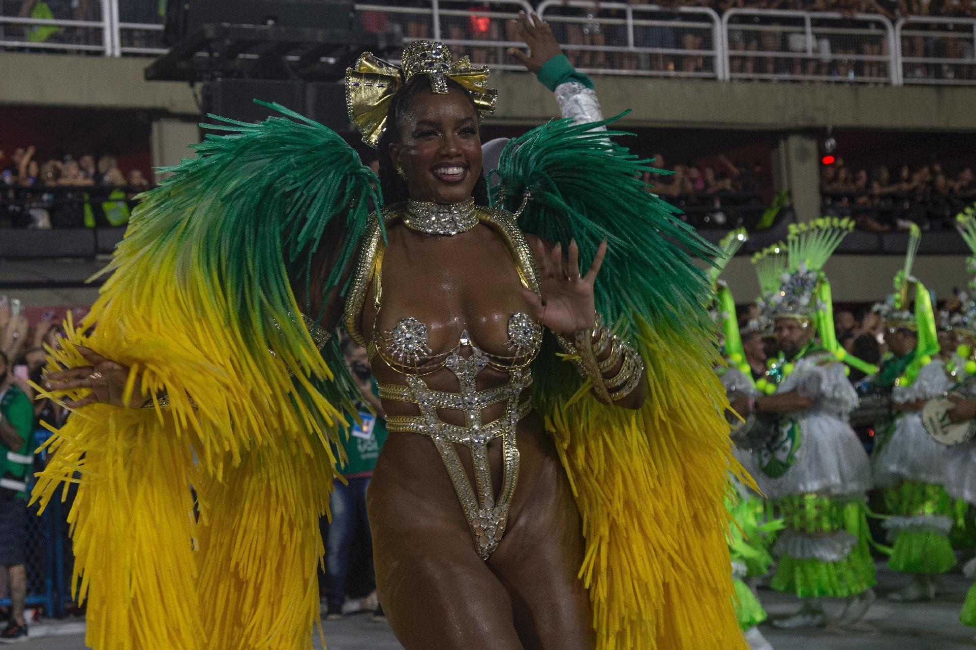 22.abr.2022 - Iza, rainha da bateria, desfila pela Imperatriz Leopoldinense na primeira noite de desfiles do Grupo Especial na Sapucaí. - Júlio César Guimarães/UOL