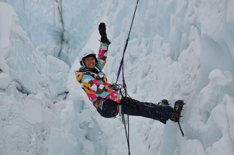 Karina durante escalada no Alasca, nos EUA (foto: Divulgação) - Divulgação - Divulgação