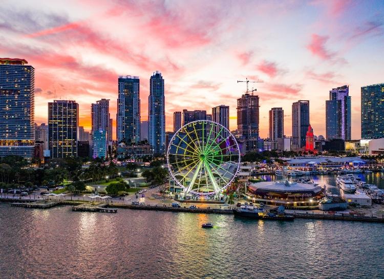 Na baía de Biscayne, complexo reúne um shopping a céu aberto, um Hard Rock Café e a roda gigante com vista panorâmica