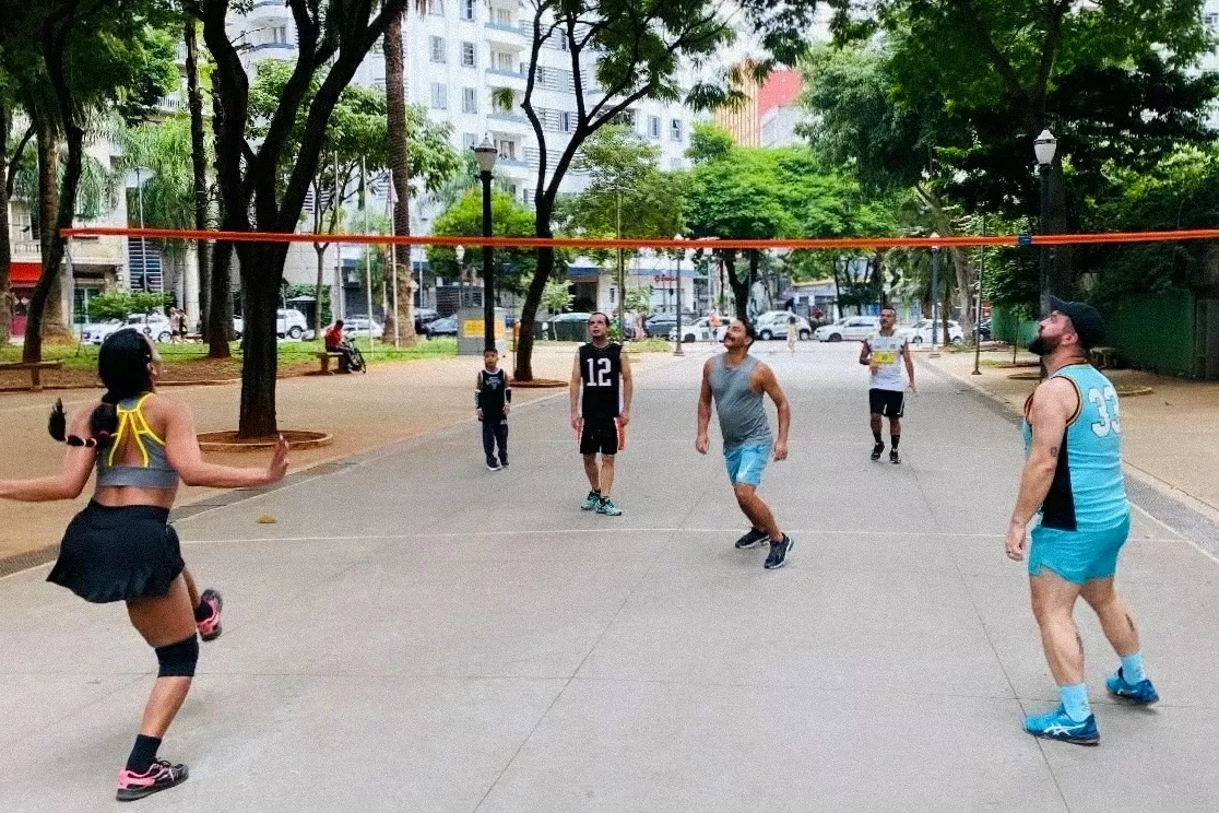 Vôlei na praça: tio e sobrinho devolvem vida ao Arouche aos domingos