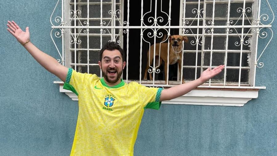 Vincente Martella, o Greg da série, posou ao lado de um cachorro e disse ser oficialmente brasileiro - Reprodução/Instagram