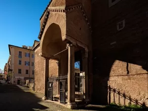 Igreja em Roma tem afrescos com palavrão e até santo da auréola quadrada