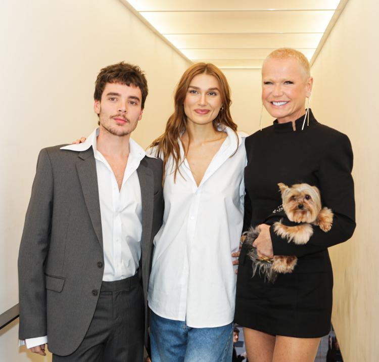 João Lucas, Sasha e Xuxa Meneghel posam em dia de desfile da jovem