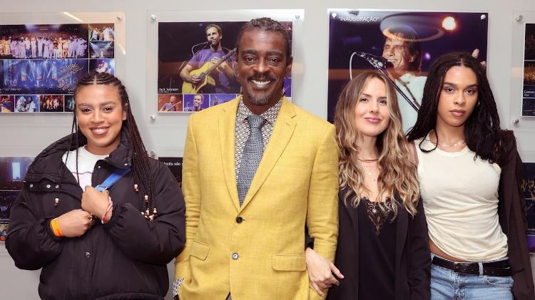 Seu Jorge aparece em clique raro com esposa Karina Barbieri e filhas Flor de Maria e Luz Bella