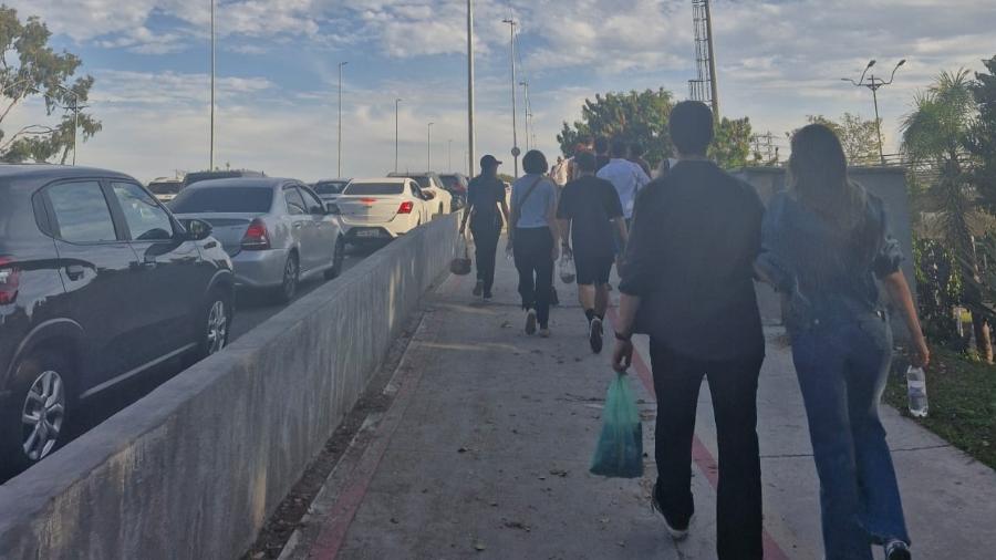 Trânsito parado na ponte cidade Universitária, que liga Pinheiros e Butantã, em São Paulo, por conta do show gratuito de Marisa Monte, na USP, neste sábado (22)