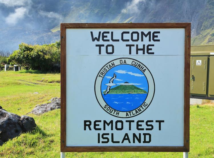 Placa lembra o turista de que esta é a ilha mais remota do mundo já na chegada a Tristão da Cunha