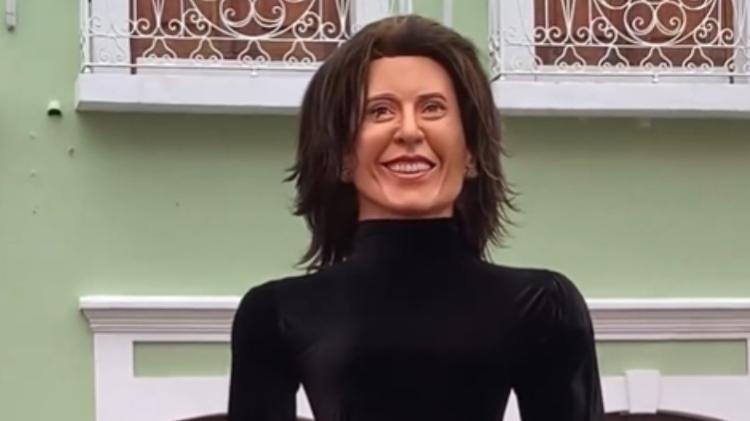 Samara Felippo mostra boneco de Fernanda Torres em Olinda Samara Felippo mostra boneco de Fernanda Torres em Olinda