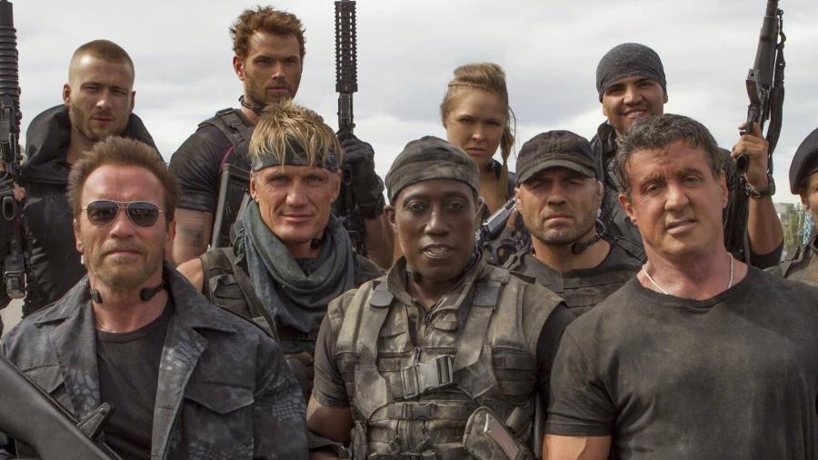 "Os Mercenários 2", com elenco recheado de estrelas dos filmes de ação dos anos 1980, já acumula mais de 25 milhões de visualizações -- legalmente -- no YouTube - Divulgação/Califórnia Filmes