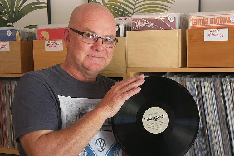 Barney Tompkins com o precioso disco perdido