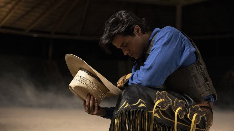 Felipe Simas como o locutor Asa Branca Felipe Simas como o locutor Asa Branca