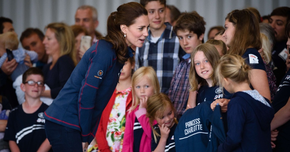 26.jul.2015 - Kate Middleton cumprimenta crianças durante seu primeiro compromisso oficial desde que deu à luz a princesa Charlotte, em maio. Ela e o marido, Príncipe William, fizeram uma visita à equipe de iatismo britânica Ben Ainslee Racing em Portsmouth, na Inglaterra