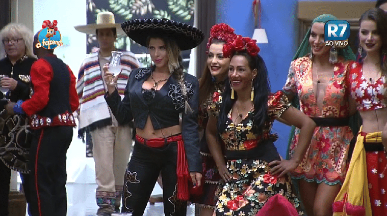 25.set.2015 - As peoas tiram fotos juntas - Reprodução/Record