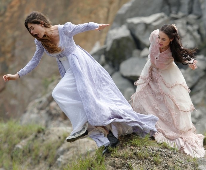 Melissa empura Lívia de um penhasco - Reprodução/Além do Tempo/GShow