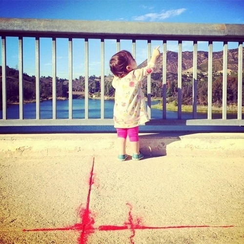 8.nov.2015 - Ashton Kutcher publicou em seu Instagram uma foto da filha, Wyatt, do relacionamento com a atriz Mila Kunis - Reprodução/Instagram/aplusk