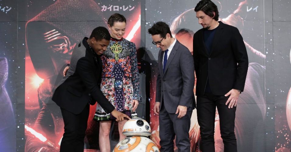 11.dez.2015 - Elenco de "Star Wars: O Despertar da Força" interage com o robôzinho BB-8 durante promoção do filme no Japão. No país asiático, o filme estreia no dia 18 de dezembro