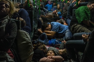 Dezenas de refugiados dormem no chão de um ônibus após deixar Budapeste em direção à Viena, na Áustria - Mauricio Lima/The New York Times/The Pulitizer Prizes