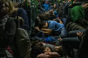 Dezenas de refugiados dormem no chão de um ônibus após deixar Budapeste em direção à Viena, na Áustria - Mauricio Lima/The New York Times/The Pulitizer Prizes