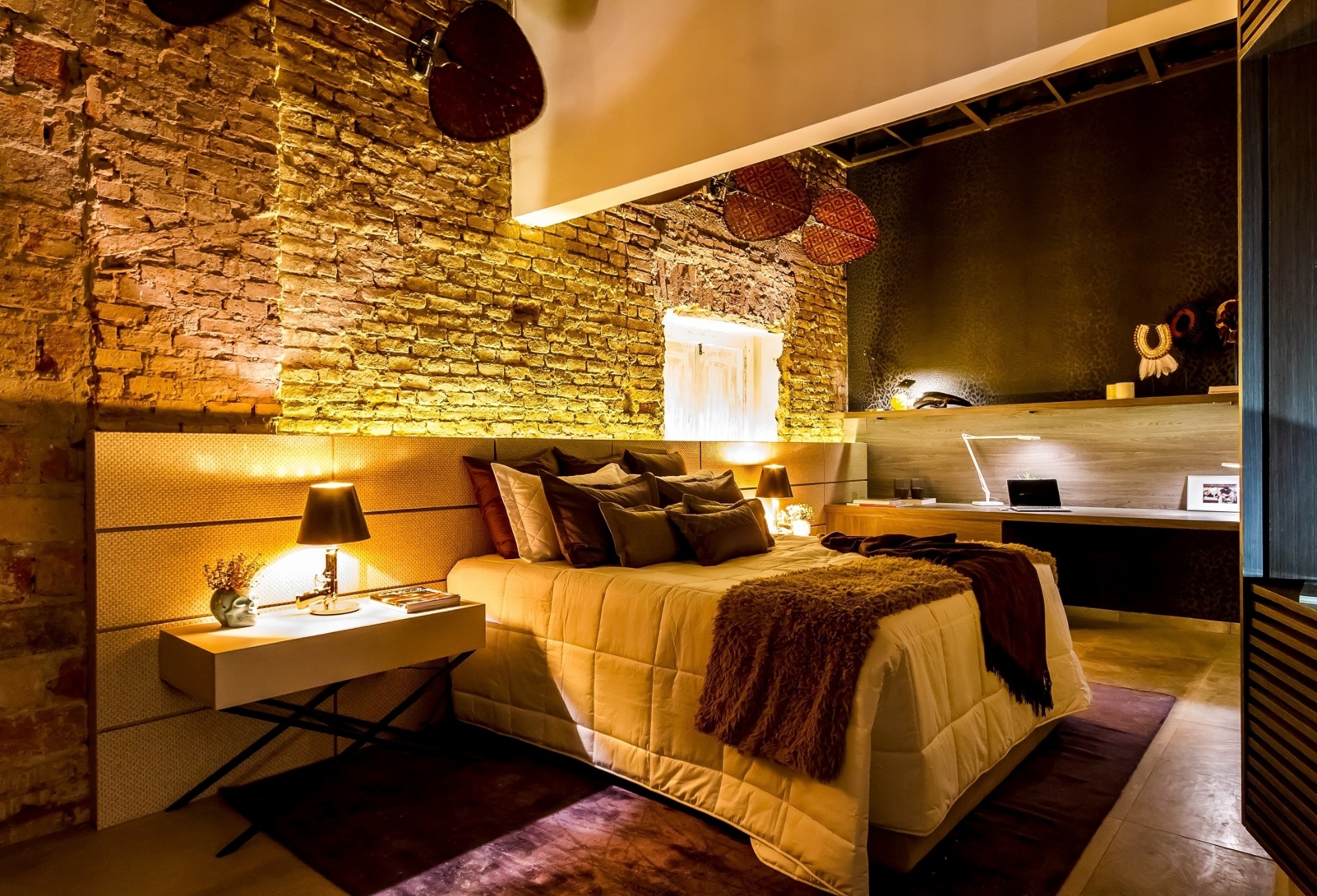 A iluminação da Penthouse, assinada por  Humberto Beltrán, e exibida na Casa Cor Bolívia 2016, tem pontos certeiros, como na lateral da cama com os abajures. Os tons roxos na decoração deixam o espaço mais aconchegante - Alvaro Mier/ Divulgação