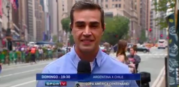 O repórter do SporTV Alê Oliveira chamou um táxi para uma desconhecida durante o "Redação SporTV" - Reprodução de TV