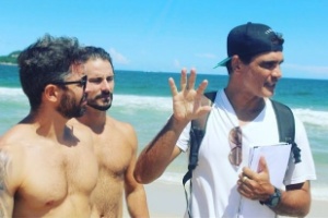 Rafael Calomeni (de boné) dirige Jorge Medina e Sérgio Abreu na websérie "O Quarto ao Lado" - Rafael Calomeni/Arquivo pessoal - Rafael Calomeni/Arquivo pessoal