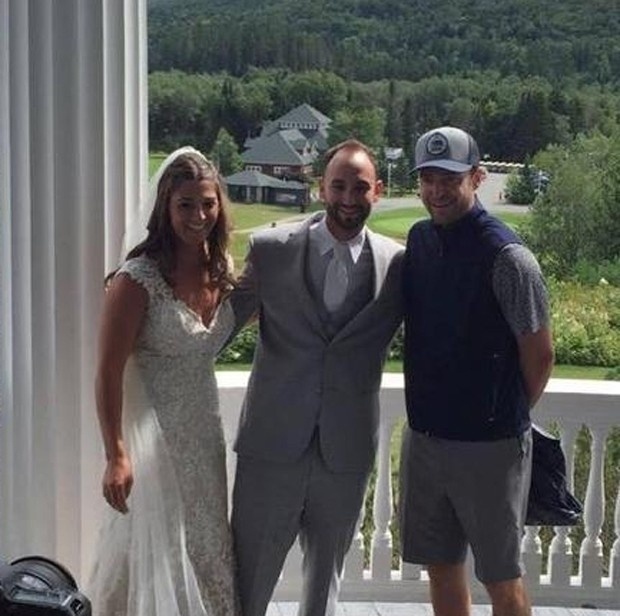 15.ago.2016 - Justin Timberlake sorri para fotos do casamento de Chelsey Gaudet e Ryan Parks em New Hampshire, nos Estados Unidos - Reprodução/Facebook